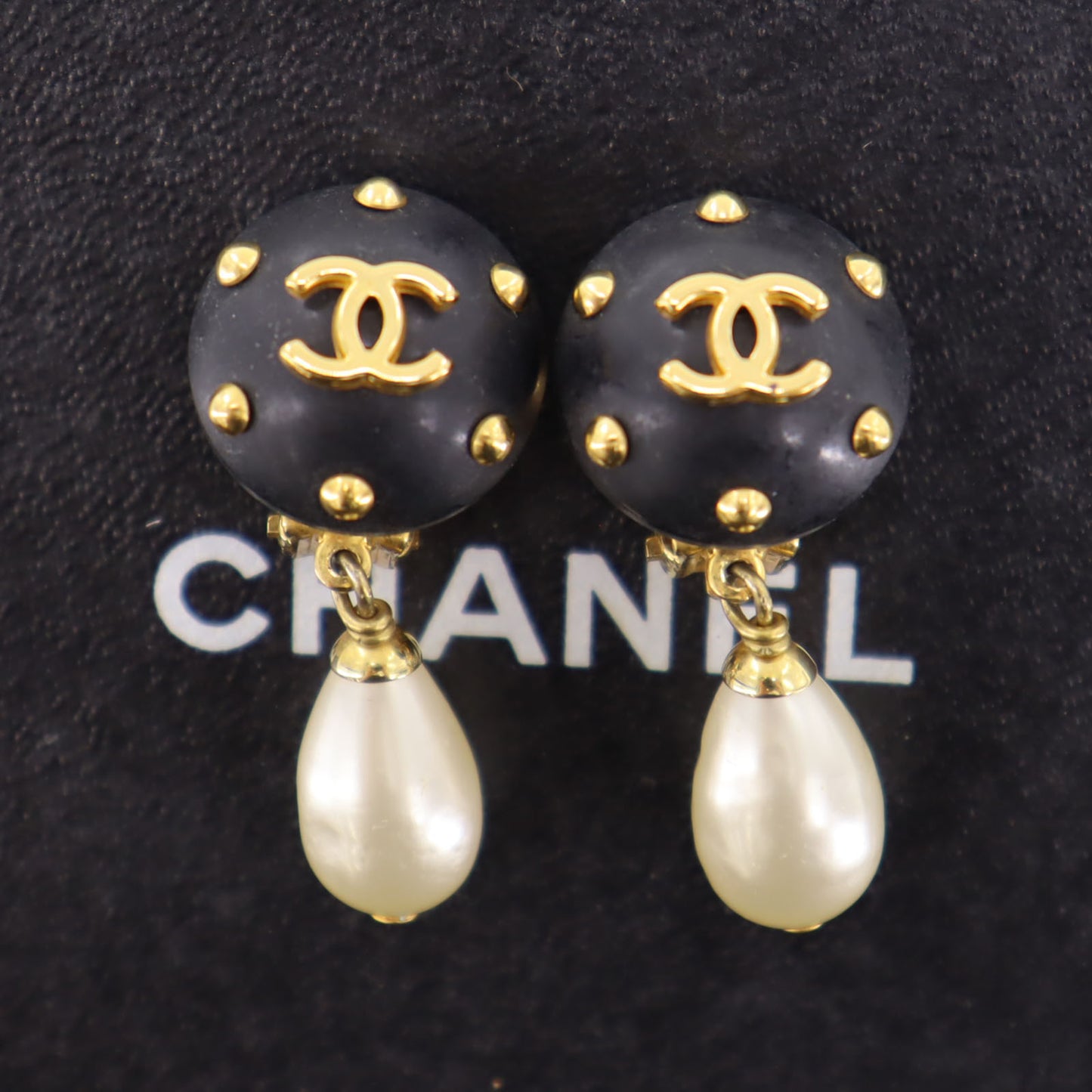 CHANEL CC Logos Pearl Earrings Black Gold Clip-On 96C #BR700